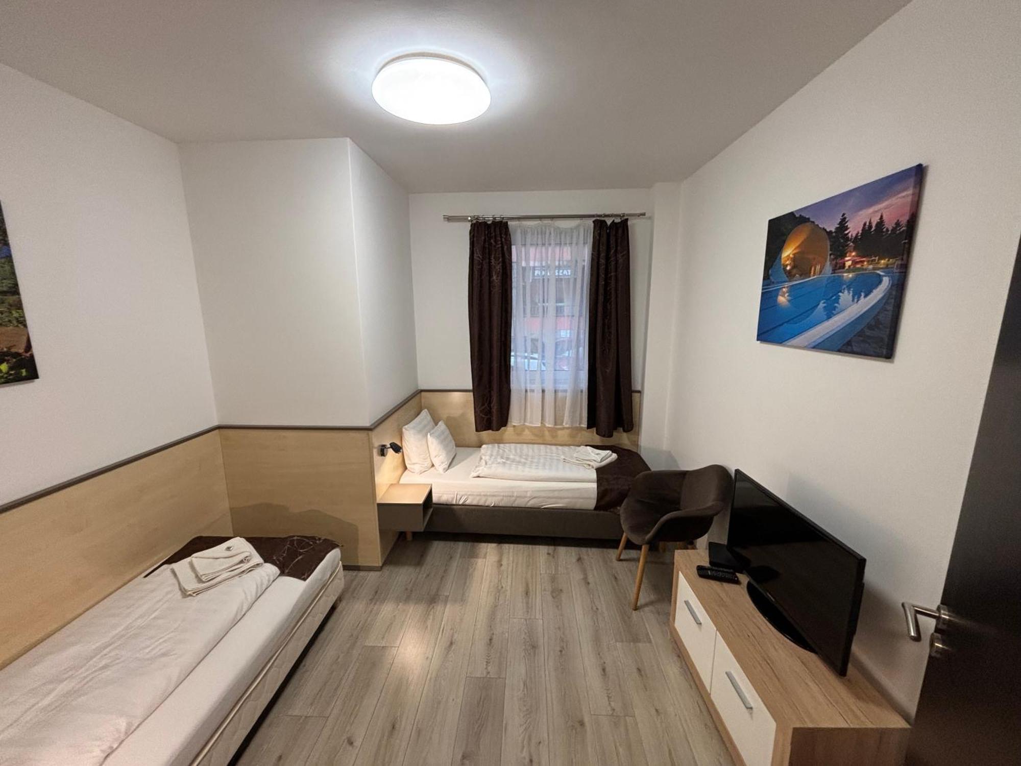 Pizza Tabor Apartman มิชโคลซ์ ภายนอก รูปภาพ
