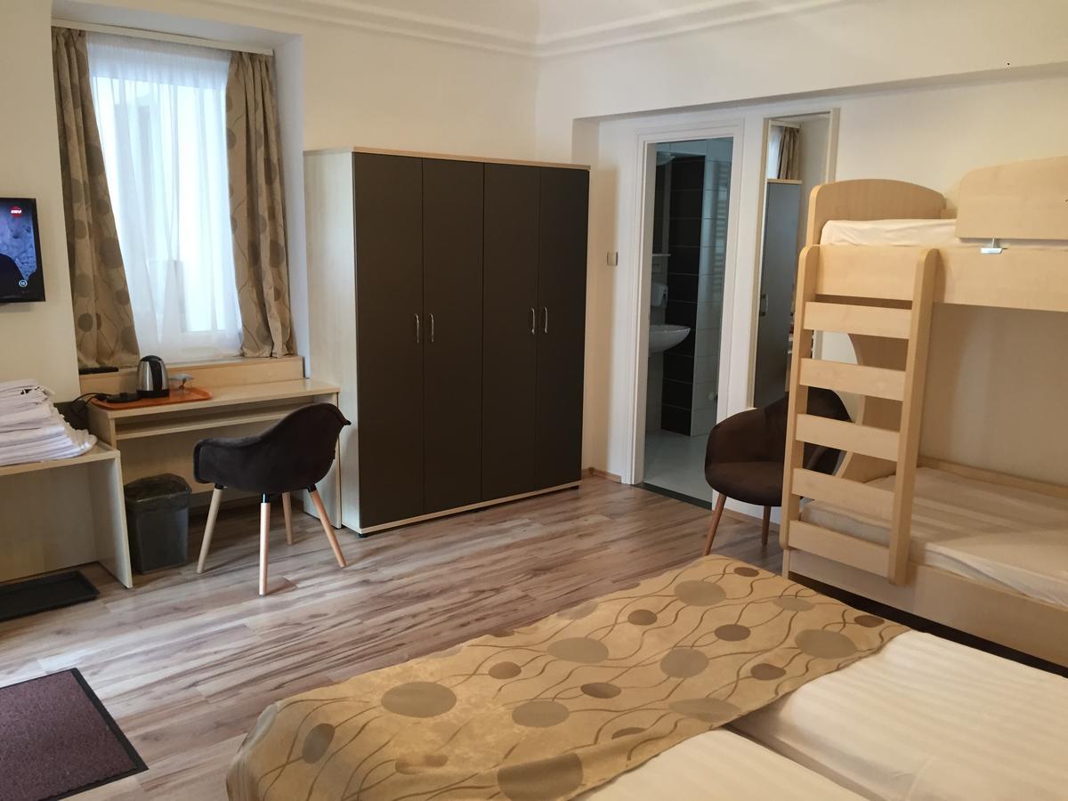 Pizza Tabor Apartman มิชโคลซ์ ภายนอก รูปภาพ